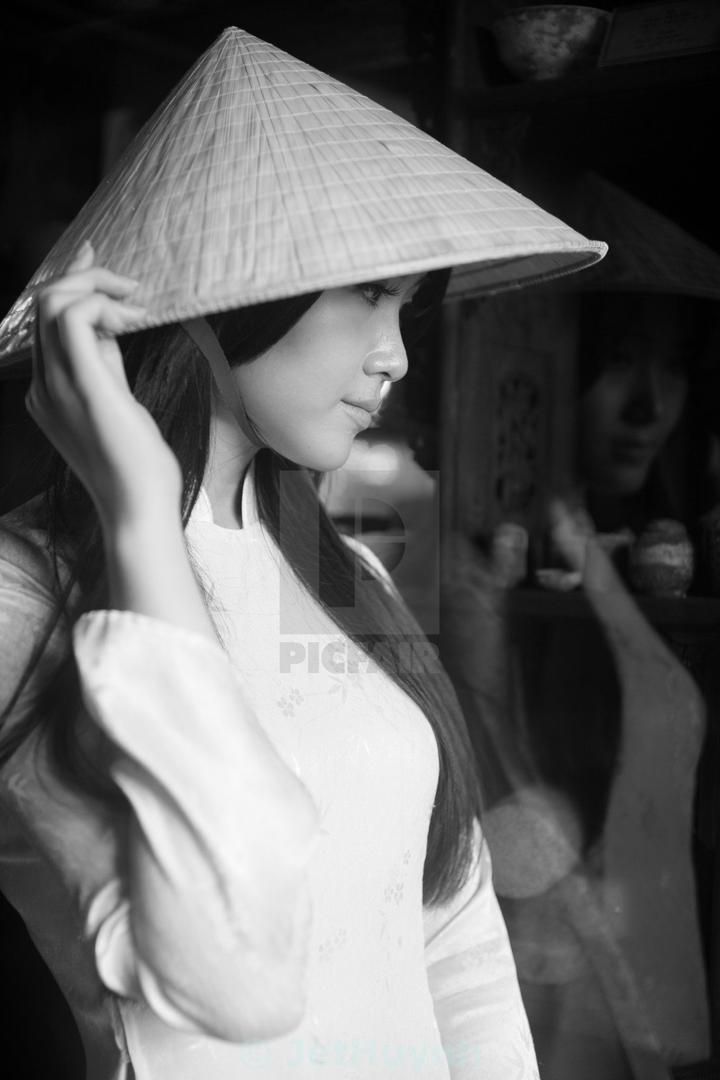 Áo sơ mi cổ bèo: Áo sơ mi cổ bèo là một trong những lỗi thời trong thời trang mà