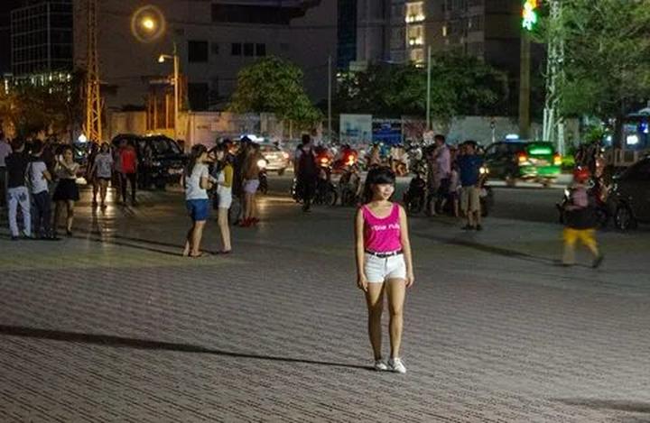 1. Áo hai dây bản mảnh: Áo hai dây bản mảnh tuy nhiên là một trong những mẫu áo khó